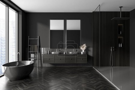 Téléchargez les photos : Intérieur de salle de bain sombre avec double lavabo, baignoire et douche avec cloison en verre, armoire en bois noir et accessoires. Fenêtre panoramique sur les gratte-ciel. rendu 3D - en image libre de droit