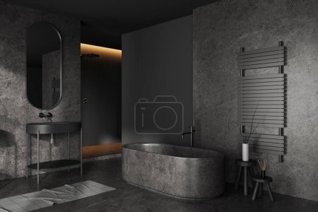Foto de Interior del cuarto de baño del hotel oscuro con bañera y ducha en la esquina, vista lateral de suelo de hormigón gris. Fregadero con espejo oval y decoración minimalista, simulan pared vacía. Renderizado 3D - Imagen libre de derechos