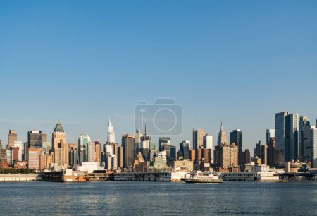 Foto de Rascacielos de oficinas de Nueva York bajo el cielo azul a la luz del día, frente al mar y corporación financiera. Nueva York paisaje urbano, Midtown Manhattan edificios de negocios en verano - Imagen libre de derechos