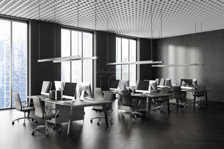 Foto de Esquina de la moderna oficina de espacio abierto con paredes grises y de hormigón, suelo de madera, fila de mesas de ordenador con sillas grises y ventanas altas. renderizado 3d - Imagen libre de derechos