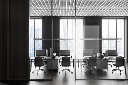 Foto de Salón de oficinas de espacio abierto moderno con paredes grises y de vidrio, suelo de madera, fila de mesas de ordenador con sillas negras. renderizado 3d - Imagen libre de derechos