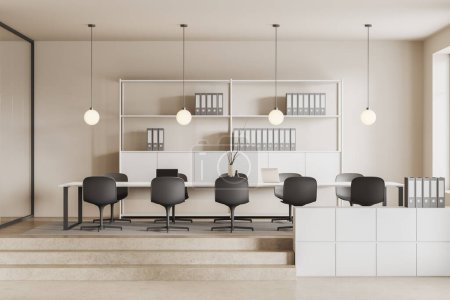 Foto de Interior de la moderna sala de reuniones de oficina con paredes blancas, suelo de hormigón, mesa de conferencias larga con sillas, escaleras y librería con carpetas. renderizado 3d - Imagen libre de derechos