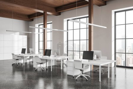 Foto de Esquina de la moderna oficina de espacio abierto con paredes blancas, techo de madera y fila de mesas de computadora blancas con sillas. renderizado 3d - Imagen libre de derechos
