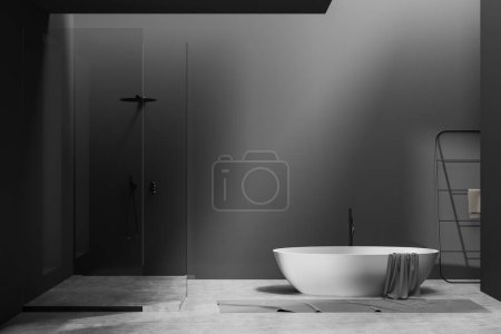 Téléchargez les photos : Intérieur de salle de bain sombre avec douche et baignoire, serviette de pieds sur sol en béton gris. Zone de lavage minimaliste avec accessoires. Maquette de mur d'espace de copie. rendu 3D - en image libre de droit