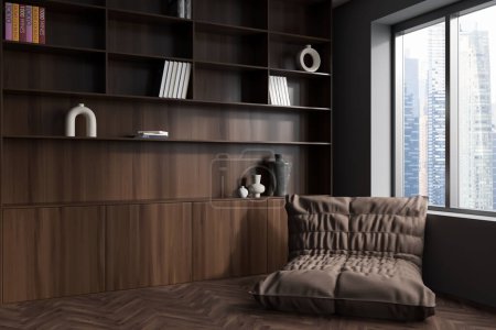 Foto de Interior de la sala de estar marrón con sillón puf en la esquina, vista lateral. Estante con decoración de arte en suelo de madera. Ventana panorámica de la ciudad de Singapur. Renderizado 3D - Imagen libre de derechos