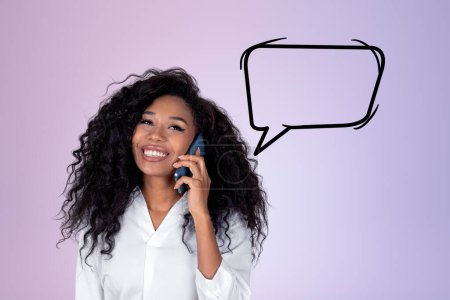 Foto de Mujer de negocios negro sonriente hablando por teléfono, retrato de mujer africana sobre fondo de degradado púrpura. Copiar burbuja de voz espacial. Concepto de comunicación. - Imagen libre de derechos