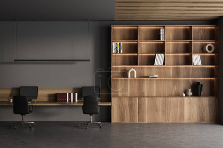 Téléchargez les photos : Intérieur du bureau moderne à aire ouverte avec murs gris, table d'ordinateur avec chaises et bibliothèque en bois avec dossiers. Rendu 3d - en image libre de droit