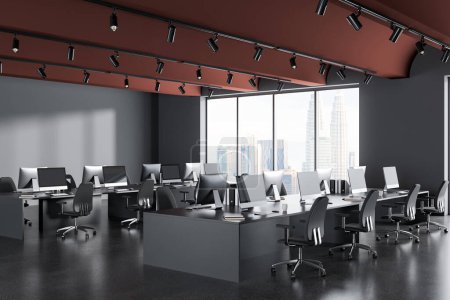 Téléchargez les photos : Coin du bureau moderne à aire ouverte avec murs gris, plafond brun et rangées de tables d'ordinateur grises avec chaises. Rendu 3d - en image libre de droit