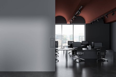 Foto de Interior de la moderna oficina de espacio abierto con paredes grises, techo marrón y filas de mesas de ordenador grises con sillas. Mock up pared a la izquierda. renderizado 3d - Imagen libre de derechos