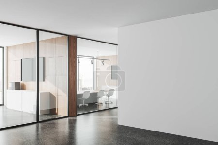 Foto de Interior de la moderna sala de oficinas con paredes blancas y de madera, suelo de hormigón, sala de reuniones en el fondo y se burlan de la pared. renderizado 3d - Imagen libre de derechos