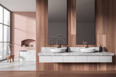 Téléchargez les photos : Intérieur salle de bain en bois avec double lavabo et baignoire avec accessoires de bain, fenêtre panoramique sur Singapour vue sur la ville. rendu 3D - en image libre de droit