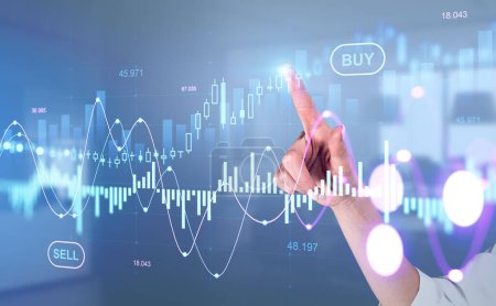 Foto de Mujer de negocios dedo toque diagramas del mercado de valores, holograma con líneas y candelabros en la pantalla virtual, comprar y vender. Concepto de comercio en línea - Imagen libre de derechos