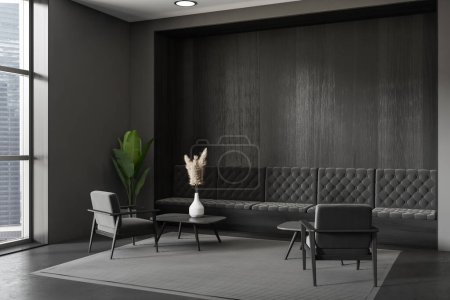 Téléchargez les photos : Salon intérieur moderne avec canapé, vue latérale, fauteuils et table basse sur tapis, sol en béton noir. Fenêtre panoramique sur Singapour vue sur la ville. Copier l'espace mur vide. rendu 3D - en image libre de droit