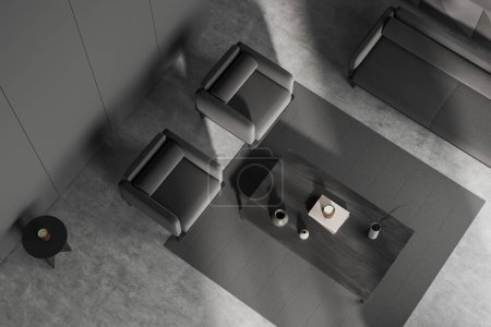 Téléchargez les photos : Vue de dessus de l'intérieur du salon sombre avec deux fauteuils et une table basse sur tapis, canapé et décoration d'art, sol en béton gris. rendu 3D - en image libre de droit