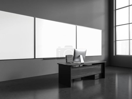 Téléchargez les photos : Intérieur d'une élégante salle de classe universitaire avec des murs gris, trois tableaux blancs maquillés et une table de professeur en bois sombre. Rendu 3d - en image libre de droit