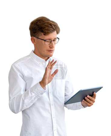 Téléchargez les photos : Homme d'affaires concentré dans les lunettes agitant la main et regardant tablette, vidéoconférence en ligne et conférence d'affaires. Isolé sur fond blanc. Concept de réunion virtuelle - en image libre de droit