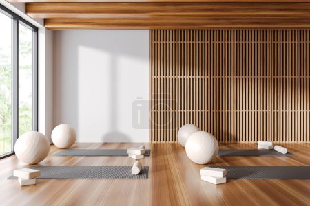 Téléchargez les photos : Intérieur d'un élégant studio de yoga avec murs blancs et en bois, parquet, tapis de yoga et ballons blancs. Rendu 3d - en image libre de droit