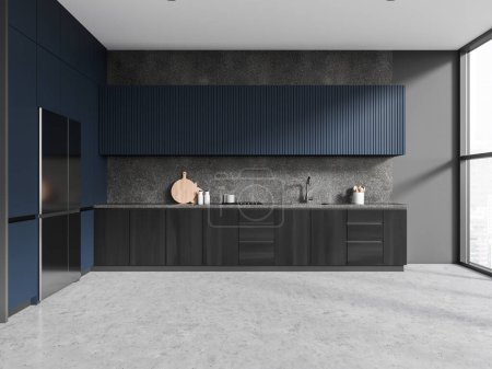 Téléchargez les photos : Intérieur d'une cuisine élégante avec murs gris, sol en béton, placards bleus, armoires en bois sombre et grand réfrigérateur avec porte en acier. Rendu 3d - en image libre de droit