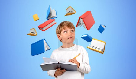 Téléchargez les photos : Enfant apprenant et prenant des notes dans un carnet, regardant des livres colorés flottants sur fond bleu. Concept d'éducation, de lecture, de connaissance et d'école en ligne - en image libre de droit
