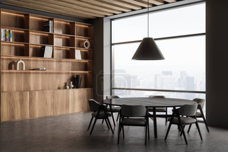 Foto de Interior de la moderna sala de reuniones de oficina con paredes grises, mesa redonda con sillas y librería de madera con carpetas. renderizado 3d - Imagen libre de derechos