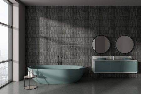 Téléchargez les photos : Élégant intérieur de la salle de bain de l'hôtel avec baignoire et double lavabo avec armoire, accessoires de bain minimalistes. Fenêtre panoramique sur Paris vue ville. Mur vide d'espace de copie. rendu 3D - en image libre de droit