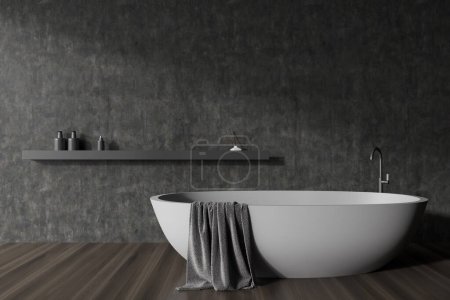 Téléchargez les photos : Vue de face sur salle de bain sombre intérieure avec baignoire, étagère avec shampooing, murs en béton gris, parquet en chêne, robinet, serviette. Concept de traitement de l'eau. Rendu 3d - en image libre de droit