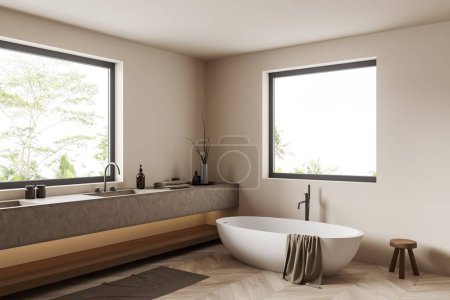 Foto de Interior de baño beige con lavabo y bañera en suelo de madera, vista lateral. Cubierta con accesorios de baño de hotel y ventana panorámica. Renderizado 3D - Imagen libre de derechos