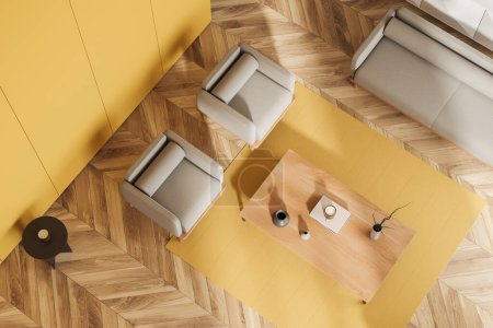 Téléchargez les photos : Vue de dessus de l'intérieur du salon jaune avec deux fauteuils et une table basse sur tapis, canapé et décoration d'art, parquet. rendu 3D - en image libre de droit