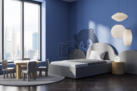 Téléchargez les photos : Intérieur moderne de la chambre de bébé bleue avec lit et table à manger, table de chevet avec vue latérale et tapis sur plancher de bois franc. Coin nuit avec fenêtre panoramique sur Kuala Lumpur. rendu 3D - en image libre de droit