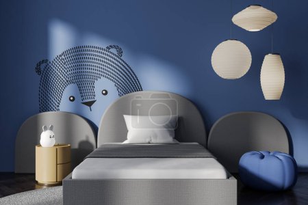Foto de Interior de dormitorio de bebé azul oscuro con cama y lámpara, alfombra en piso de madera. Zona de dormir con mesita de noche, puf suave y oso en la pared. Renderizado 3D - Imagen libre de derechos