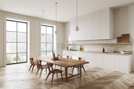 Interior de cocina moderna con paredes blancas, suelo de madera y armarios blancos con fregadero y cocina incorporados. Mesa de comedor larga con sillas. renderizado 3d