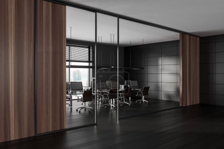 Téléchargez les photos : Hall de bureau moderne à aire ouverte avec des murs gris et en bois, sol en bois foncé et rangées de tables d'ordinateur avec des chaises. Rendu 3d - en image libre de droit