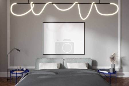 Foto de Interior de dormitorio gris claro, cama y mesita de noche con decoración de arte minimalista, suelo de madera. Mock up cartel de lona. Renderizado 3D - Imagen libre de derechos