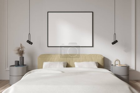 Téléchargez les photos : Chambre élégante lit intérieur avec draps blancs, table de chevet avec décoration d'art moderne et lampe. Affiche en toile maquillée. rendu 3D - en image libre de droit