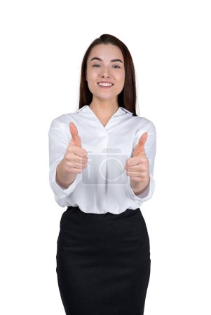 Téléchargez les photos : Jeune femme d'affaires souriante montrant les pouces vers le haut, en regardant la caméra isolée sur fond blanc. Notion d'homologation et similaires - en image libre de droit