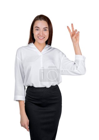 Foto de Alegre mujer de negocios sonriendo retrato mostrando un signo de paz, mirando a la cámara. Aislado sobre fondo blanco. Concepto de victoria y éxito - Imagen libre de derechos