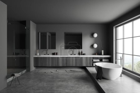 Téléchargez les photos : Intérieur salle de bain sombre avec baignoire sur podium en béton. Double lavabo avec miroir, douche et terrasse avec accessoires. Fenêtre panoramique sur campagne. rendu 3D - en image libre de droit