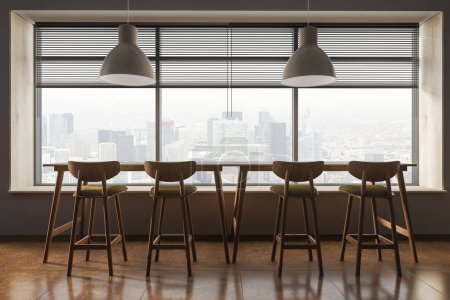 Foto de Interior de cafetería minimalista oscuro con cuatro sillas de bar en fila, mesa de madera sobre piso de hormigón azulejo marrón. Ventana panorámica con jalousie, vista a la ciudad de París. Renderizado 3D - Imagen libre de derechos