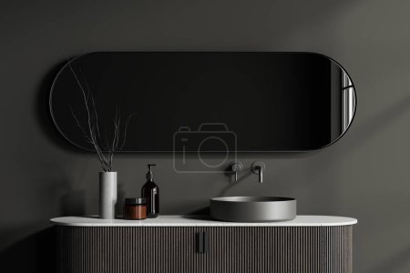 Téléchargez les photos : Intérieur gris salle de bain avec lavabo et miroir horizontal rond ovale, lavabo en béton gris et accessoires de bain et décoration, bouteille de savon et vase. rendu 3D - en image libre de droit
