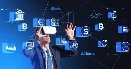 Foto de Joven hombre de negocios en gafas VR utilizando la interfaz de intercambio descentralizado sobre fondo azul oscuro. Concepto de criptomoneda - Imagen libre de derechos