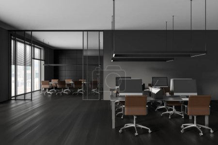 Téléchargez les photos : Intérieur du bureau moderne à aire ouverte avec murs gris, sol en bois foncé, rangées de tables informatiques avec chaises et salle de réunion en arrière-plan. Rendu 3d - en image libre de droit