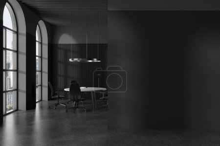 Téléchargez les photos : Intérieur de la salle de réunion de bureau moderne avec murs gris, sol en béton, table de conférence ronde avec chaises et fenêtres cintrées. Maquette de mur à droite. Rendu 3d - en image libre de droit