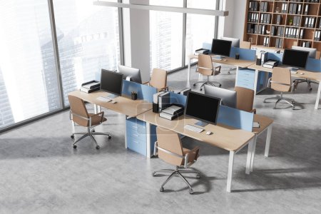 Foto de Vista superior del interior de coworking blanco con sillas y ordenador PC, escritorio en fila en piso de hormigón gris. Rincón de coworking con estante y ventana panorámica en Singapur. Renderizado 3D - Imagen libre de derechos