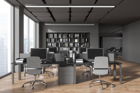 Foto de Interior de elegante oficina de espacio abierto con paredes grises, suelo de madera, filas de mesas de madera y gris ordenador y librerías con carpetas. renderizado 3d - Imagen libre de derechos