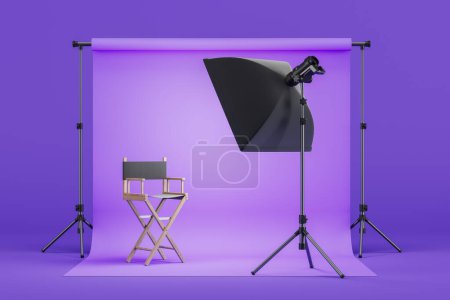 Foto de Producción cinematográfica, silla de director y gran reflector, cyclorama púrpura. Concepto de estudio fotográfico, equipo y producción de vídeo. Ilustración de representación 3D - Imagen libre de derechos
