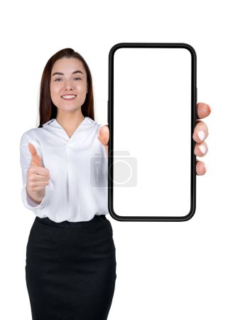 Foto de Mujer de negocios sonriendo con el pulgar hacia arriba, mirando a la cámara que sostiene el teléfono inteligente, gran pantalla de espacio de copia simulada, aislado sobre fondo blanco. Concepto de conexión - Imagen libre de derechos