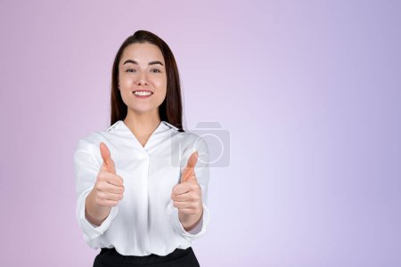 Téléchargez les photos : Heureux portrait de jeune femme d'affaires avec les pouces levés, en regardant l'appareil photo sur fond rose. Concept de recommander et aimer. Espace de copie. - en image libre de droit