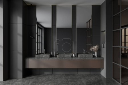 Téléchargez les photos : Vue de face sur l'intérieur sombre de la salle de bain avec trois miroirs, cloison en verre, vaisselle, murs gris, sol en béton, éviers. Concept de traitement de l'eau. Rendu 3d - en image libre de droit