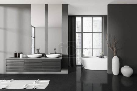 Téléchargez les photos : Intérieur salle de bain sombre avec double lavabo et miroir, baignoire avec accessoires et décoration d'art sur sol carrelage noir. Fenêtre panoramique sur Singapour vue sur la ville. rendu 3D - en image libre de droit