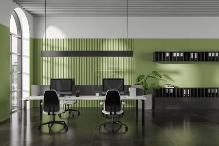 Téléchargez les photos : Vue sur un lieu de travail confortable dans un bureau élégant avec des murs verts, sol carrelé, table d'ordinateur blanche avec des chaises et des fenêtres cintrées. Rendu 3d - en image libre de droit